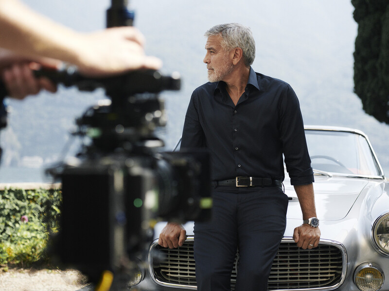 George Clooney en Hyun Bin dragen de OMEGA Speedmaster ’57