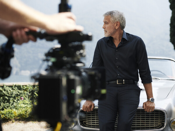 George Clooney
en Hyun Bin dragen
de OMEGA Speedmaster ’57